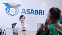 Pegawai ASABRI melayani nasabah