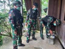 Satgas Yonif Raider 200/BN Bantu Cegah Malaria Di Kampung Hulu Atas ( Foto : Satgas Yonif Raider 200/BN)