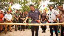 CEO Rimba Makmur Utama, Dharsono Hartono, melakukan upacara potong pantan. Seremoni ini dilakukan sebelum acara penandatanganan MoU dan PKK.