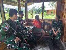 Satgas Yonif Raider 200/BN Kunjungi Rumah Warga Kampung Wakolani ( Foto : Satgas Yonif Raider 200/BN) 