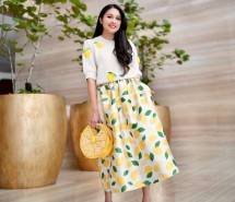 Sandra Dewi memilih item bertemakan lemon fromhead to toe dari Kate Spade.