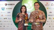 Direktur MPM, Ivan Hindarko bersama GM of Corporate Communication & Sustainability MPM, Natalia Lusnita saat menerima penghargaan Top CSR Award 2023 Bintang 4 dan Top Leader on CSR Commitment 2023