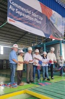 Direksi PT Surya Biru Murni Acetylene Tbk sedang meresmikan penambahan unit Air Separation Plant (ASP) di pabriknya di Kalimantan Timur. (Foto: Humas SBMA)