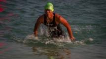 Atlet triathlon Muhammad Taufik usai menyelesaikan renang di Rhino X Triathlon, Tanjung Lesung, Minggu (24/9/2017). (INDUSTRY.co.id/Irvan AF).