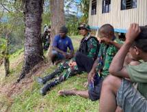Anjangsana Satgas Yonif Raider 200/BN di Kampung Kindok Papua Pegunungan ( Foto : Satgas Yonif Raider 200/BN)