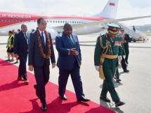 Tiba di Port Moresby, Presiden Jokowi Disambut Perdana Menteri Marape