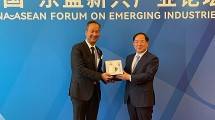 Menperin Agus Gumiwang Kartasasmita bersama Menteri Industri dan Teknologi Informasi (Minister of Industry and Information Technology/MIIT) RRT Mr. Jin Zhuanglong