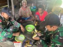 Kedekatan Satgas Yonif 143/TWEJ Bersama Warga Kampung Yamrab Papu
