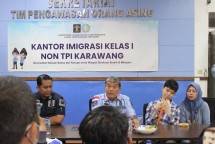 Kepala Kantor Imigrasi Kelas I Non TPI Karawang, Barlian Gunawan, ketika mendampingi pemulangan Huang Zih Ming, WNA asal Taiwan yang dirawat TKW asal Karawang, Siti Aisah. 