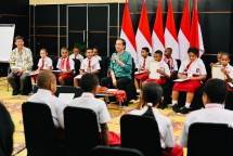 Jumpa Anak-Anak Papua, Presiden Jokowi Berikan Kuis Matematika Berhadiah Sepeda