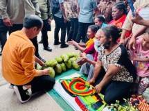 Kunjungi Pasar Pharaa Jayapura , Presiden Jokowi Sapa Warga dan Cek Harga Kebutuhan Pokok