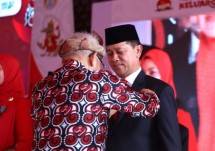 Sukses Turunkan Angka Stunting, Bupati Suwirta Raih Satyalencana Wira Karya