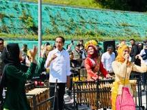 Rampak Angklung Pelajar Turut Sambut Presiden Jokowi di Tol Cisumdawu
