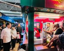 Presiden Jokowi Sambangi Warung Nasi Legendaris Bu Eha di Pasar Cihapit Bandung
