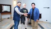 Direktur Utama BSI Hery Gunardi (kanan) bersama dengan Putri Ariani (tengah) dan ayahanda Ismawan Kurnianto (kiri) 