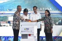 Presiden Jokowi, Menteri PUPR, Menteri BUMN, Gub Jateng saat meresmikan Jalan Tol Semarang-Solo Seksi III : Bawen-Salatiga. (Foto: Humas/Oji)