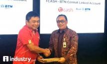 Dirut BTN Tbk. Maryono bersama Direktur Utama Telkomsel Ririek Ardiansyah usai penandatanganan Perjanjian Kerja Sama (PKS) antara BTN dan Telkomsel, Senin (25/9/2017). Foto Rizki Meirino)