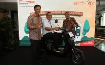 Direktur Syariah & Sustainable Finance PT Bank Danamon Indonesia Tbk (kiri), Herry Hykmanto bersama dengan Mustar Kai, Ketua Koperasi Karyawan Panasonic Gobel (tengah) dan Abdul Hadi, Sustainability Finance PT Bank Danamon Indonesia Tbk (kanan) usai menyerahkan donasi motor listrik secara simbolik kepada Mitra Koperasi Karyawan Danamon dalam rangka merayakan hari jadi Danamon yang ke-67