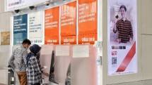 Nasabah bertransaksi keuangan melalui mesin ATM BNI