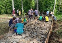 Bangun Usaha Tani, Satgas Yonarmed 1 Kostrad Karya Bakti Bersama Warga 