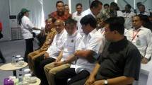 Menteri Energi dan Sumber Daya Mineral (ESDM) Ignasius Jonan melakukan peletakan batu pertama pengembangan proyek lapangan gas Unitisasi Jambaran - Tiung Biru 