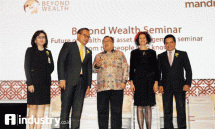 Menteri PPN/Kepala Bappenas Bambang PS Brodjonegoro, Dirut Bank Mandiri Kartika Wirjoatmodjo, Direktur Distribusi Bank Mandiri Hery Gunardi dan Pakar Wealth Management Benita Matofska tengah berbincang usai pembukaan seminar.(Foto Rizki Meirino)