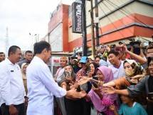 Presiden Jokowi dan Ibu Iriana Bagikan Uang Tunai ke Pedagang Kota Bengkulu ( Foto: Kris - Biro Pers Sekretariat Presiden)