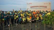 Danamon tanam 10.000 mangrove di Pantai Tirang