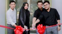 dr. Shindy Putri (kerudung hitam) saat membuka Reglow Clinic Bekasi.