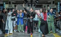 Tites Sampoetra dengan koleksinya berbahan organik di ajang JF3.