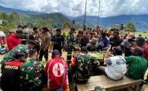 Bakar Batu, Solidkan Satgas Yonif 143/TWEJ dan Masyarakat Papua