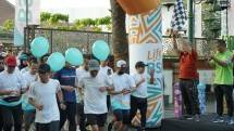 RCEO BSI Region 7 Semarang Ficko Hardowiseto (kanan kedua) yang di dampingi Area Manager BSI Solo Hari Nopa Kurniawan (kanan.pertama) saat melepas peserta Fun Run Life With BSI terdiri dari pegawai dan mitra atau nasabah BSI di Ono Solo Coffe & Eatery, Solo. PT Bank Syariah Indonesia Tbk. (BSI) terus menunjukkan komitmen untuk meningkatkan penetrasi dan inklusi keuangan syariah khususnya di Solo lewat kegiata