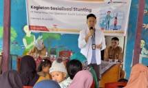 dr. Dio dan perangkat desa beri edukasi kepada ibu di Desa Sidomulyo, Muara Enim dalam kegiatan pencegahan stuntung yang digelar Pertagas.