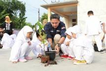 Rangga Andriana (Manager Corporate Communication SiCepat Ekspres) saat mengajarkan cara menanam pohon kepada anak-anak PAUD Al-Ghifari pada Jumat (21/7).