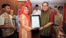 Menteri Koperasi dan UKM Puspayoga, menyerahkan sertifikat hak atas kekayaan intelektual (HKI), yakni hak cipta dan sertifikat halal untuk sembilan pelaku UKM di Kota Padang Sumatera Barat (Sumbar), Selasa (26/9).