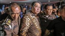 Menko Perekonomian Airlangga Hartarto usai menjalani pemeriksaan di Kejagung