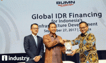 Dirut Bank Mandiri Kartika Wirjoatmodjo, Deputi Bidang Jasa Keuangan, Jasa Survey dan Konsultasi Kementerian BUMN Gatot Trihargo, dan Dirut Mandiri Sekuritas Silvano Rumantir tengah bersalaman saat membuka workshop Global IDR Bonds, Rabu (27/9/2017) 