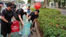 Karyawan DBS pungut sampah di Car Free Day 