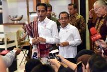 Presiden Jokowi didampingi Mensesneg membuka Pameran Kriyanusa Dekranas 2017 di JCC r, Rabu (27/9) pagi. (Foto: Rahmat/Humas)