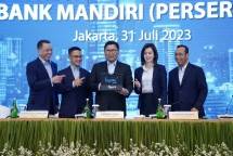 (Kiri-kanan). Direktur Keuangan dan Strategi Bank Mandiri Sigit Prastowo, Direktur Manajemen Risiko Bank Mandiri Ahmad Siddik Badruddin, Direktur Utama Bank Mandiri Darmawan Junaidi, Wakil Direktur Utama Bank Mandiri Alexandra Askandar, Direktur Information Technology Bank Mandiri Timothy Utama pada saat Paparan Publik Laporan Keuangan Triwulan II 2023 Bank Mandiri