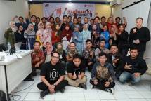 Foto bersama empat komunitas UMKM Indramayu dalam Sanubari Workshop 101: Jualan Makin Laris Lewat Promosi Sosmed dan Branding Menarik&rsquo;&rsquo; yang dilaksanakan pada Kamis (27/7) di Indramayu, Jawa Barat.
