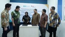 (ki-ka) PKS dihadiri oleh Direktur Sales & Marketing PT Toyota Astra Finance Syariah (TAFS) Budi Setiawan, Presiden Direktur TAFS Agus Prayitno, Dewan Pengawas Syariah TAFS Siti Ma&rsquo;rifah, Direktur Wholesale & Transacation Banking BSI Zaidan Novari, SVP Corporate Business BSI Buyung I Lukman dan RCEO BSI Aceh Wisnu Sunandar. 