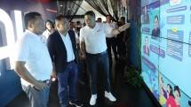 Deputi Bidang Sumber Daya Manusia Teknologi dan Informasi Kementerian BUMN Tedi Bharata (tengah) didampingi Direktur Utama Telkom Ririek Adriansyah (kiri) & Direktur Human Capital Management Telkom Afriwandi (kanan) mengunjungi pameran Culture Innovation TelkomGroup pada acara AKHLAK Culture Festival TelkomGroup 2023 di Jakarta