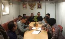 Bakamla RI Jemput Delapan Nelayan Indonesia yang Hanyut ke Perairan Malaysia 