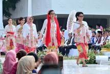 Menlu Retno Marsudi (depan)