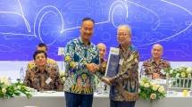Menperin Agus Gumiwang Kartasasmita bersama Ketua Umum Gaikindo Yohannes Nangoi