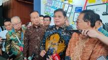 Menko Airlangga Hartarto bersama Menperin Agus Gumiwang Kartasasmita serta Ketua Umum Gaikindo Yohannes Nangoi seusai pembukaan GIIAS 2023 (Foto: Ridwan/Industry.co.id)