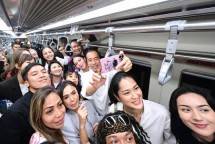Presiden Jokowi Naik LRT Jabodebek Bersama Para Penggiat Seni Tanah Air 