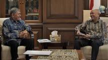 MenKopUKM Teten Masduki saat bertemu dengan Rektor IKOPIN University Agus Pakpahan