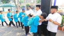(Kanan ke kiri) Dewan Pengawas Syariah BSI Maslahat, KH. Yusuf Sidiq; Direktur Eksekutif BSI Maslahat, Sukoriyanto Saputro; dan Sekretaris UPZ BSI, Aris Widi Setiawan dalam acara Nahagiakan 1.111 Yatim Dhuafa "Kado Wisata di Hari Lebaran Yatim, Muharram Menebar Maslahat", di Dufan, Ancol, Jakarta.